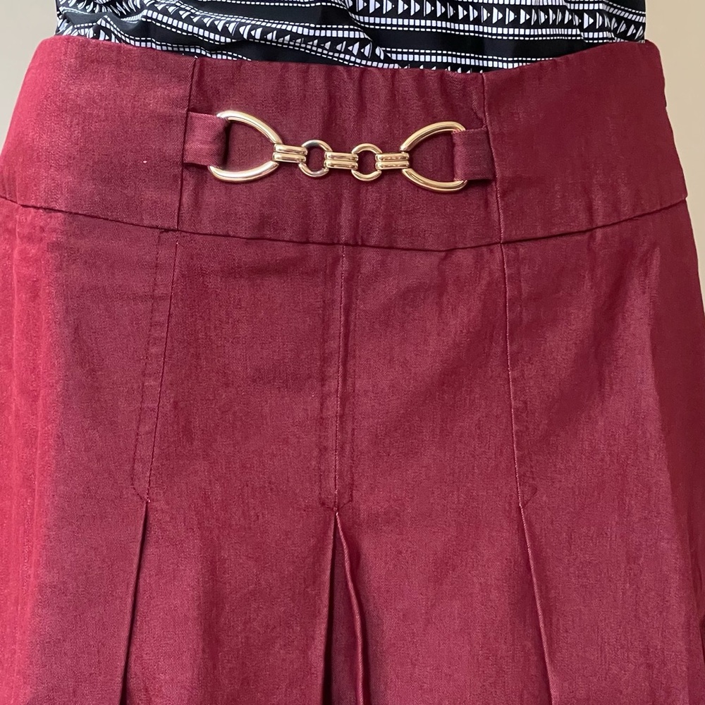 NY&C Maroon Pleated Knee Length Skirt Size: 2